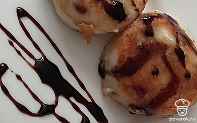 Подавайте с шоколадным сиропом, сметаной или сгущёнкой. Приятного аппетита!