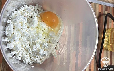 Творог и яйца лучше всего перемолоть блендером для однородности.