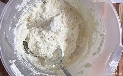 Добавить соль, муку. Если тесто очень жидкое, добавить чуть больше муки. Хорошо перемешать.