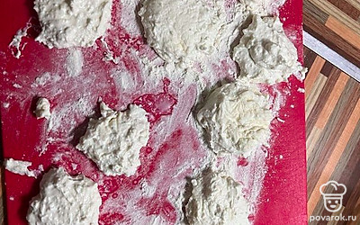 Сформировать в небольшие шарики и присыпать мукой.