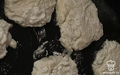 Обжарить на масле по 4 минуты с каждой стороны на умеренном огне.