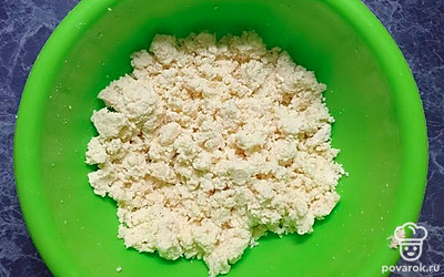 Творог хорошенько размять вилкой или перетереть через сито до однородной массы.