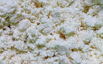 К творогу добавить яйцо, сахар, соль и манную крупу, перемешать и дать постоять пять минут.