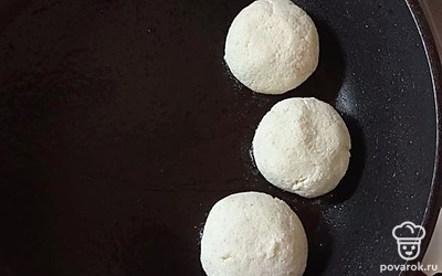 Сковороду смазать растительным маслом и выложить небольшие колобочки на разогретую поверхность. Из 300 грамм творога получается 9 штучек. Жарить на медленном огне по 5-6 минут с каждой стороны под крышкой.