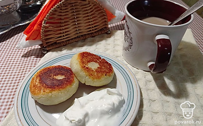 Сырники можно подавать со сметаной, сгущенным молоком или вареньем. Отличный вариант к горячему кофе или чайку на завтрак! 