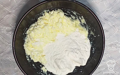 Всыпать муку, тщательно перемешать.