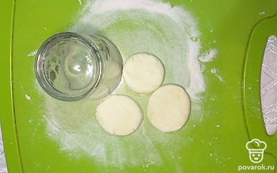 Сформировать сырники. Каждый сырник поочередно накрыть стаканом и быстрыми вращательными движениями придать им правильную округлую форму.