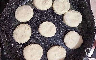 На разогретую, смазанную маслом сковороду выложить сырники.