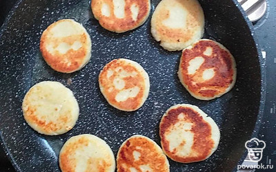 Жарить на среднем огне до золотистой корочки с обоих сторон по 3-5 минут