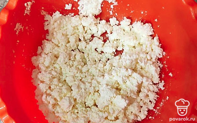 Творог выложить, размять вилкой.