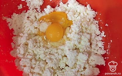 Смешать творог, яйца, сахар, соль, 1 столовую ложку муки.