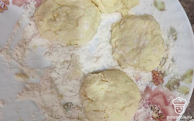 Сформировать сырники, обвалять в муке.