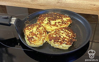 Переверните и жарьте до готовности.