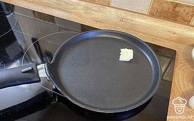 Разогрейте масло на сковородке.
