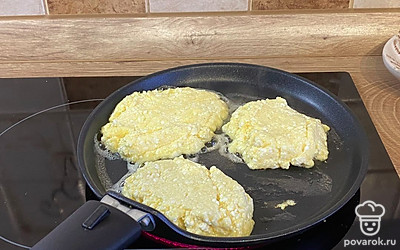 Выложите ложкой сырники.