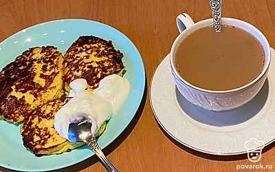 Подавайте со сметаной и кофе на завтрак.