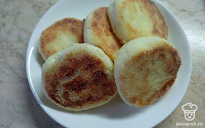 Сырники подавать в холодном виде с любимым вареньем или сметаной. Приятного аппетита.