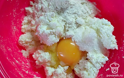 Смешать ингредиенты для сырников: творог, яйцо, сахар, соль, муку.