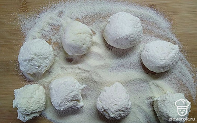 Разделочную доску посыпать манной крупой и выложить шарики из получившейся массы.