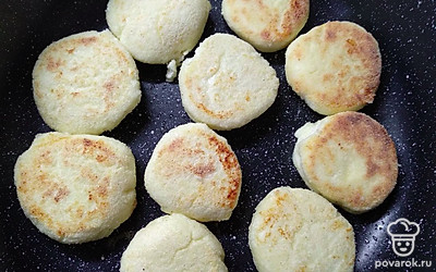 Жарить сырник на разогретой сковороде с добавлением масла до образования румяной корочки. 