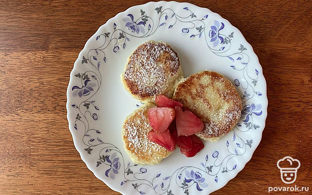 Нежнейшие сырники с клубникой и сахарной пудрой — Рецепт с фото