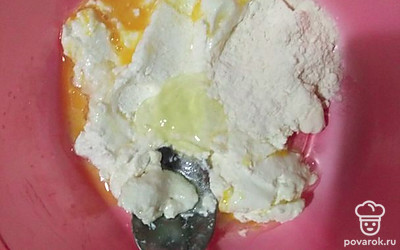 Возьмите творог, сахар, яйцо и 2 столовые ложки муки и тщательно перемешайте в миске. Масса должна получиться не липкой и не влажной, она должна держать форму. 