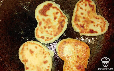 На горячую сковороду, смазанную маслом, выложите сырники лопаткой и обжарьте с двух сторон до золотистой корочки. Огонь должен быть средний. 