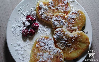 Сырники подавайте порционно, можно украсить ягодами, у меня малина. И посыпать сахарной пудрой. Приятного аппетита! 