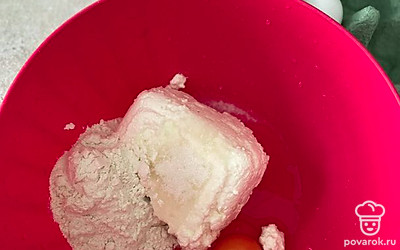 Смешайте 300 гр творога, 1яйцо, 1столовую ложку сахара и 4 столовых ложки муки.