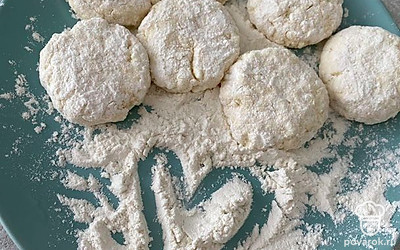 Перемешайте все ингредиенты, сформируйте сырники и обваляйте в муке. 