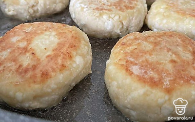 Разогрейте сковороду и добавьте масло. Жарьте сырники на медленном огне до красивого золотистого цвета.