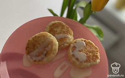 Сырники можно подавать со сметаной, сгущенкой или вареньем.