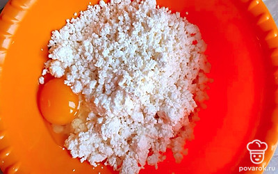 В творог разбить яйцо.