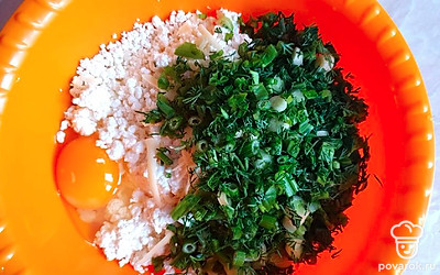 Свежую зелень (петрушка, укроп, зеленый лук и др.) мелко порезать и добавить в смесь.