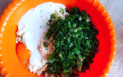 Затем влить кефир и посолить.