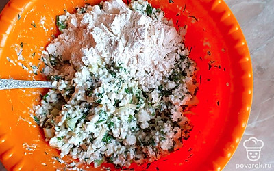 В смесь добавить муку и всё тщательно перемешать.