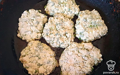 Сковороду раскалить и влить масло. Из творожной смеси сформировать сырники, обвалять их в муке и выложить на сковороду.