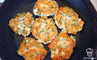 Когда сырники обжарятся с одной стороны, их перевернуть, накрыть крышкой и готовить еще 5 минут.