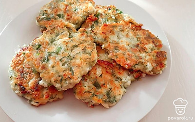 Готовые сырники с зеленью выложить на тарелку.