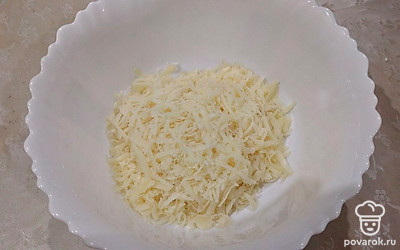 Сыр тоже измельчите на терке, выложите в миску. 