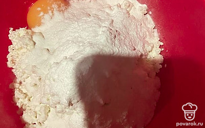 Добавить муку, сахар, соль и яйцо.