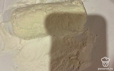 Вымесить тесто и сформировать колбаску.