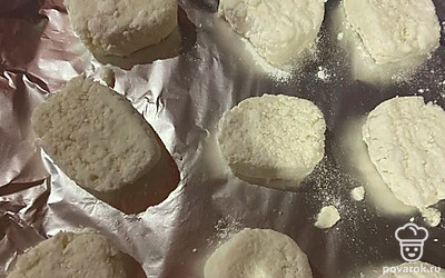 Нарезать и сформировать сырники. Можно обжарить или запечь в духовке 20 минут.