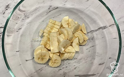 Порежьте банан на мелкие дольки, выложите в чашу. 