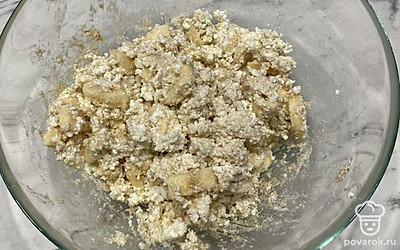 Перемешайте все вилкой. 