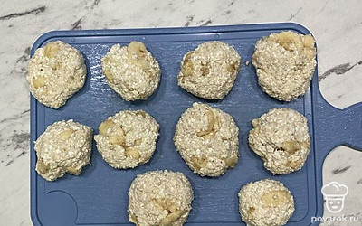Руками сформируйте шарики. 