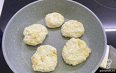 Жарьте на антипригарной сковороде. Сковороду предварительно разогреть. 