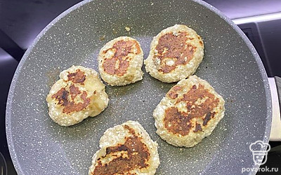 Жарить по 2-4 минуты с каждой стороны. Готовые сырники выложите на тарелку и дайте немного остыть. 