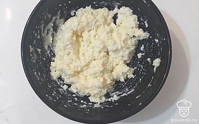 В глубокой миске соединить творог с яйцом, сахаром, ванилином и разрыхлителем.