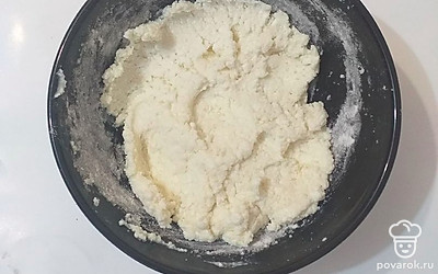 Добавить муку, тщательно перемешать.